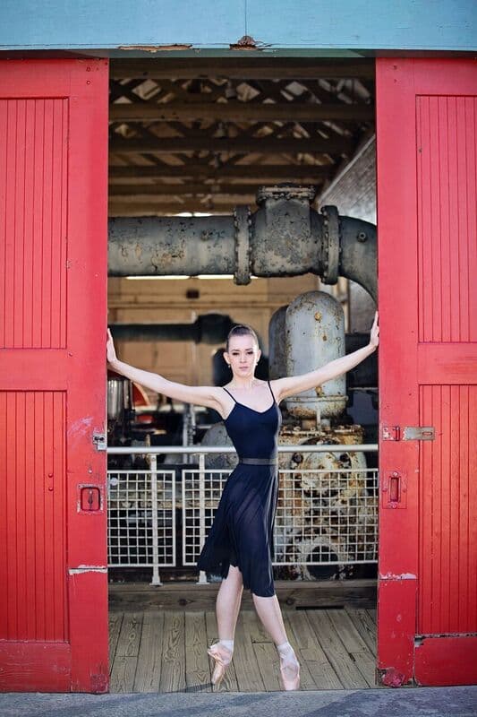 Ballerina en pointe in a red doorway